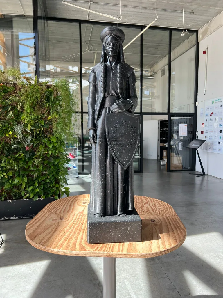 3D printed statue of a robed figure holding a heraldic shield, a ~92cm tall custom sculpture 3D printed by MadeInBXL in Brussels